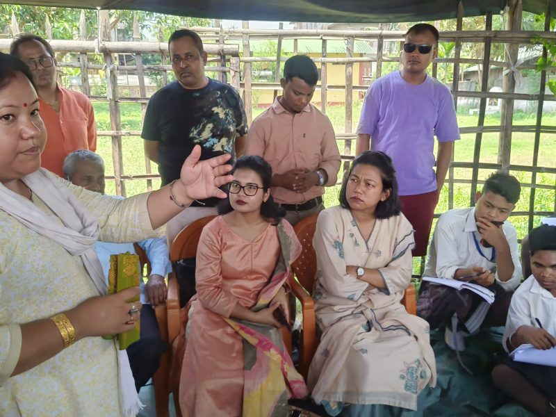 Mrs. Gayatri Bori, Point of Contact who coordinated with the Department of Political Science and also a Silsako Evictee herself narrating her experience as evictee and their struggle post-eviction to the student participants.